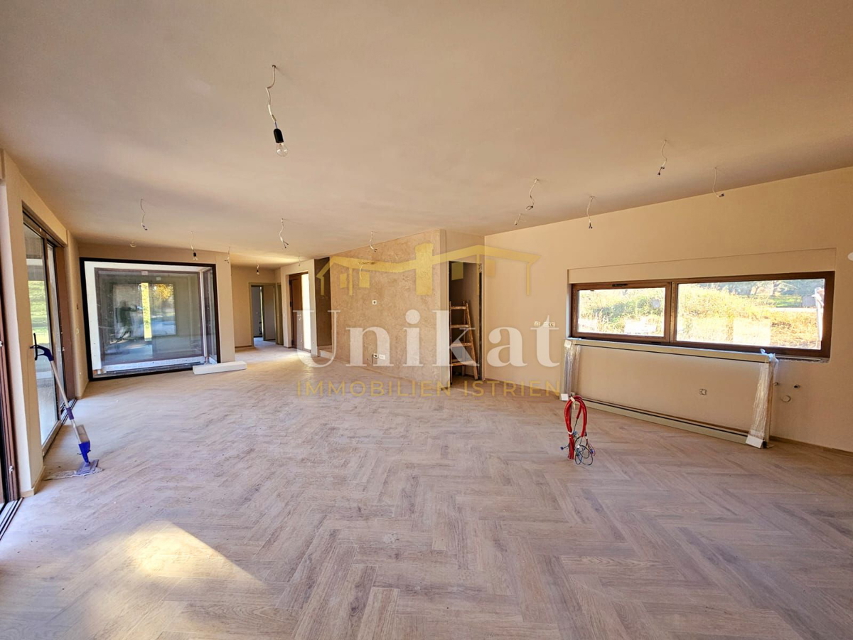 Moderna casa a schiera con piscina e vista sul verde, Poreč